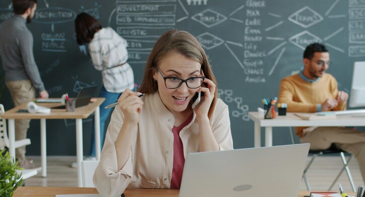 Erfolgreiche_Narzisstin_am_Telefon Erfolgreiche_Narzisstin_am_Telefon