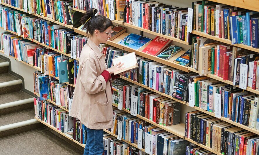 Lesende_Frau_in_Bibliothek Unerkannte Hochbegabung: Lesende Frau in Bibliothek
