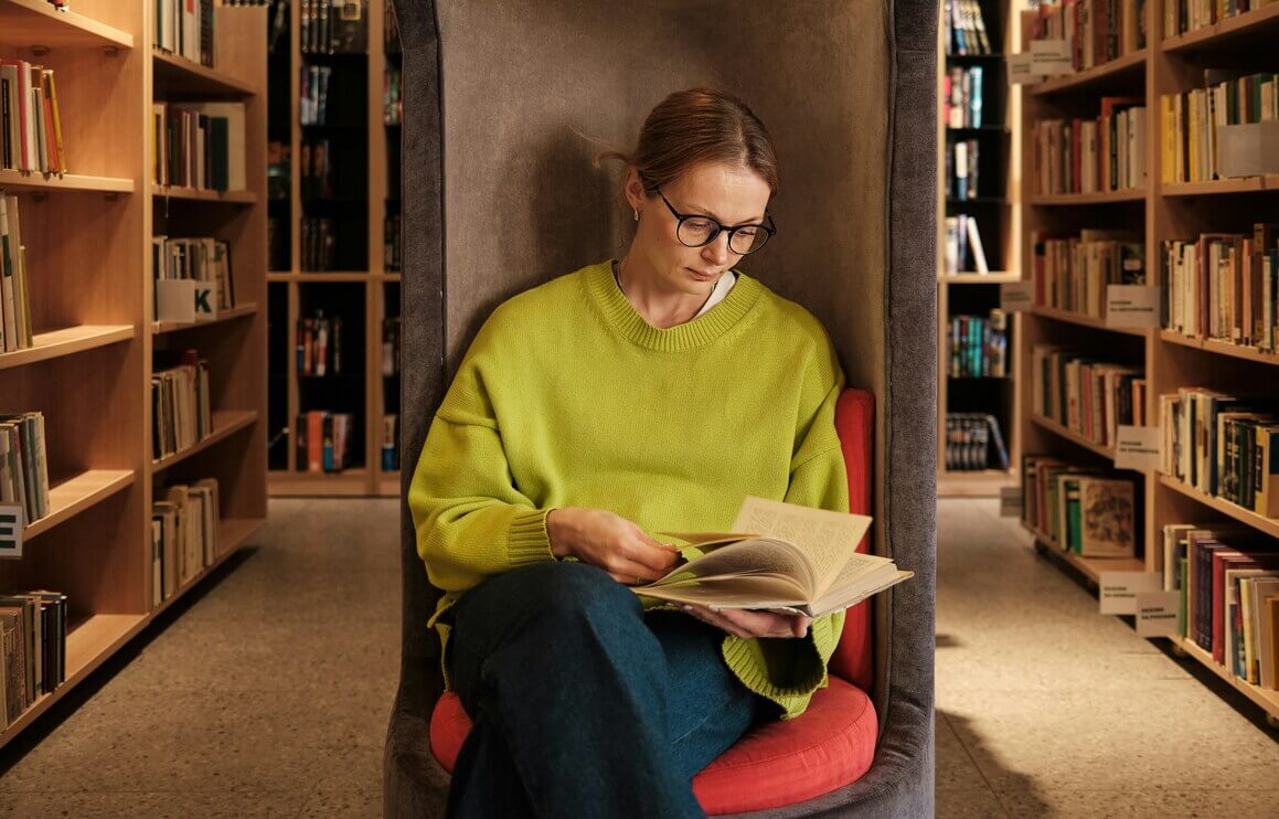 Lesende_in_Bibliothek_Hochbegabung Lesende Frau in Bibliothek