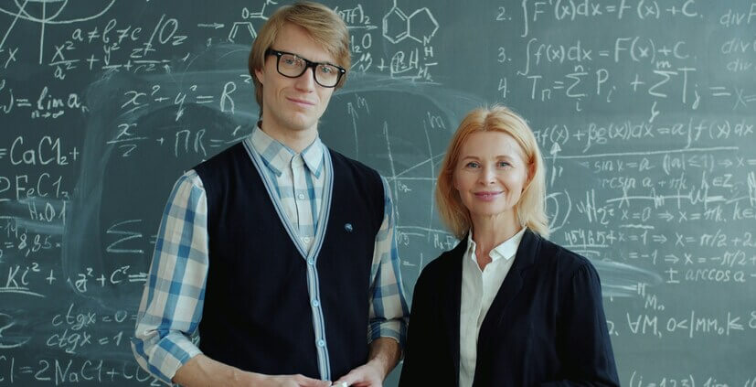 Mathematiker_vor_Tafel Hochbegabte Mathematiker Frau und Mann vor Tafel mit Rechnungen
