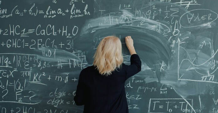 Mathematikerin_Hochbegabung Mathematikerin rechnet an einer Tafel