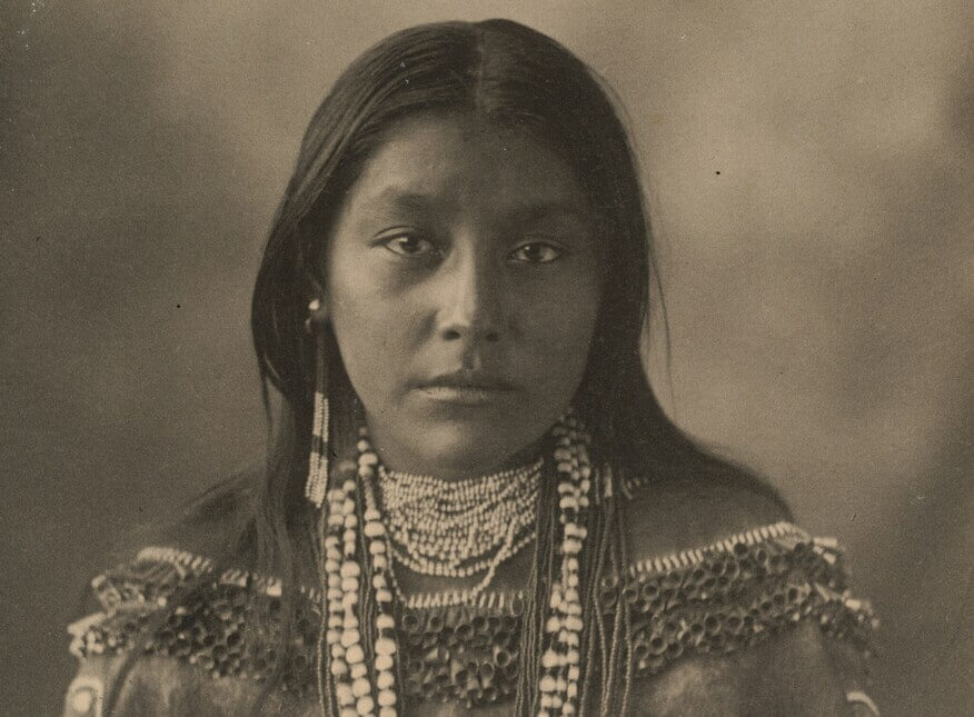 Native_American_Woman Amerikanische Ureinwohnerin in Kleid mit Halsketten und Ohrschmuck